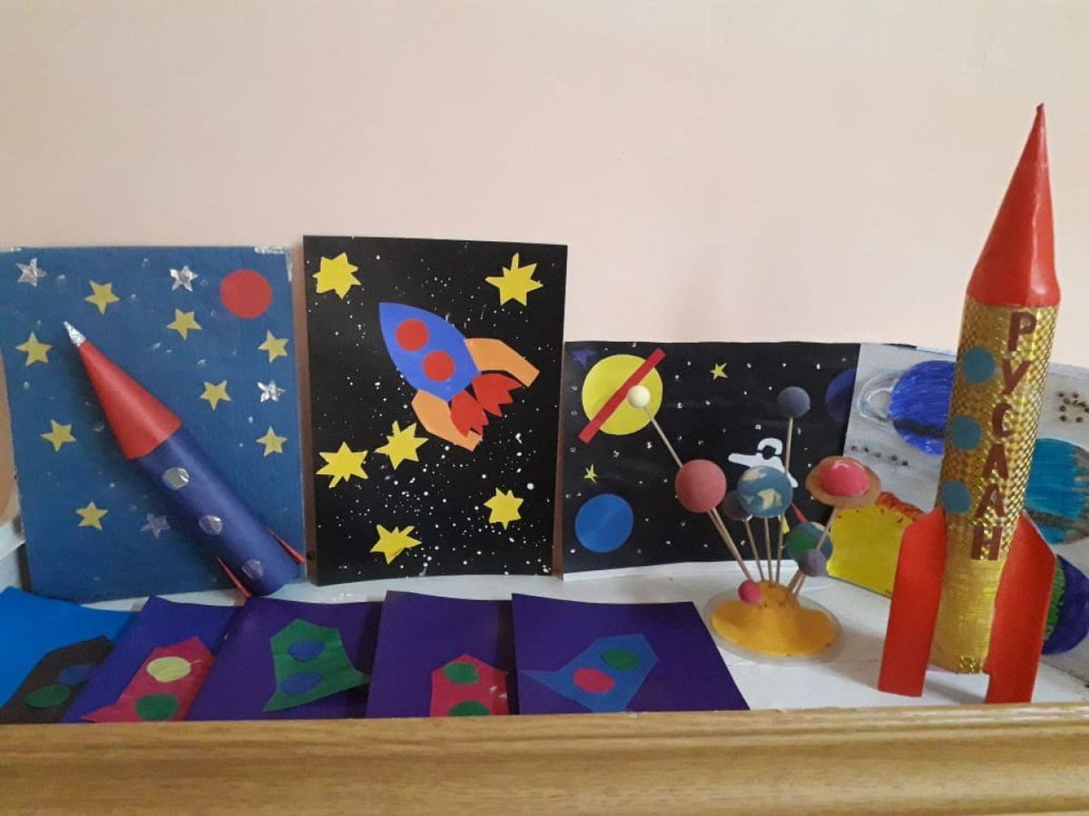 Выставка детско-родительского творчества "Космические дали" 2 младшая группа 4
